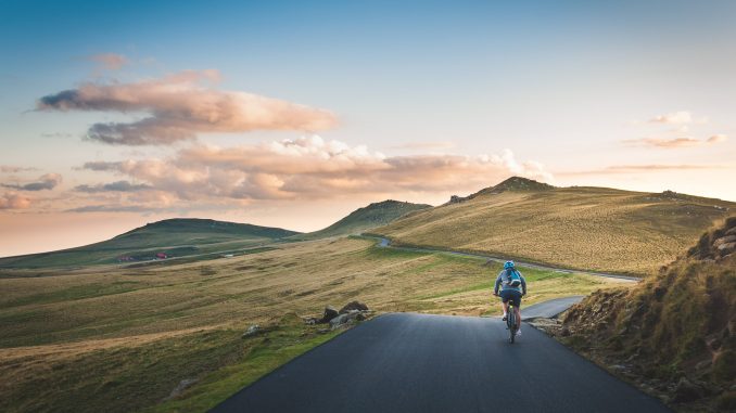 cropland-1851244_1920 cyclist on mountain hilly terrain road